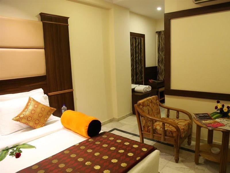 Poppys S.E.T Residency Hotel Kumbakonam Bagian luar foto