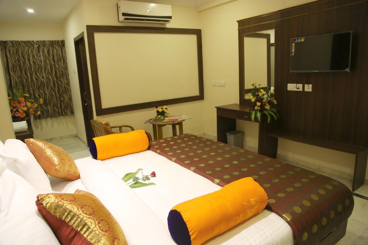 Poppys S.E.T Residency Hotel Kumbakonam Bagian luar foto