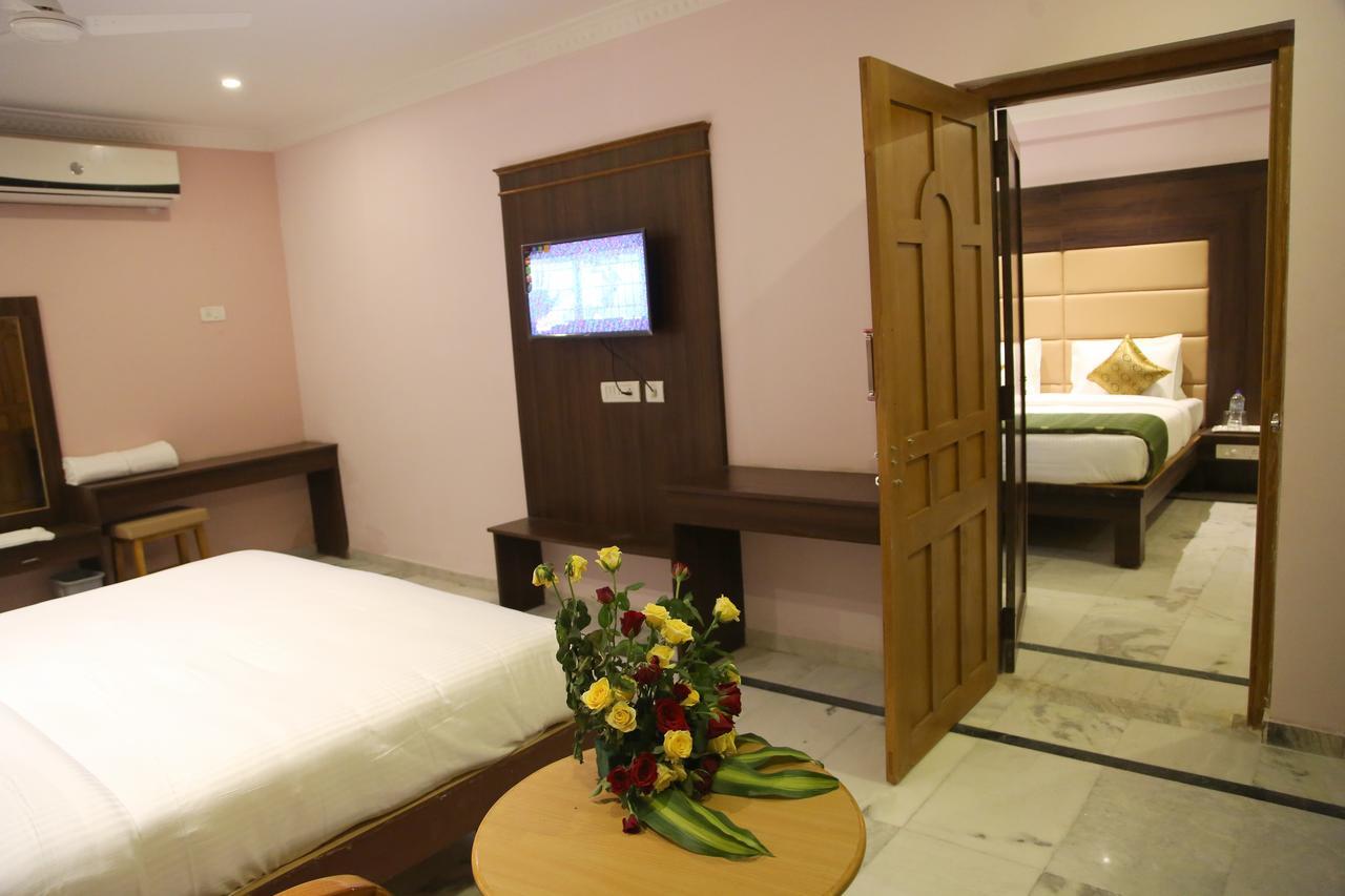 Poppys S.E.T Residency Hotel Kumbakonam Bagian luar foto